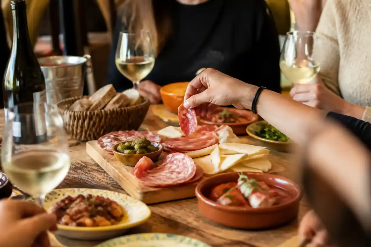 Planche apéritive gourmande et conviviale à La Picorerie
